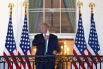 Donald Trump kom mandag aften lokal tid tilbage fra hospitalet til Det Hvide Hus. Onsdag er han efter sigende vendt tilbage til arbejdet ipå kontoret.   Foto: Win Mcnamee/Ritzau Scanpix