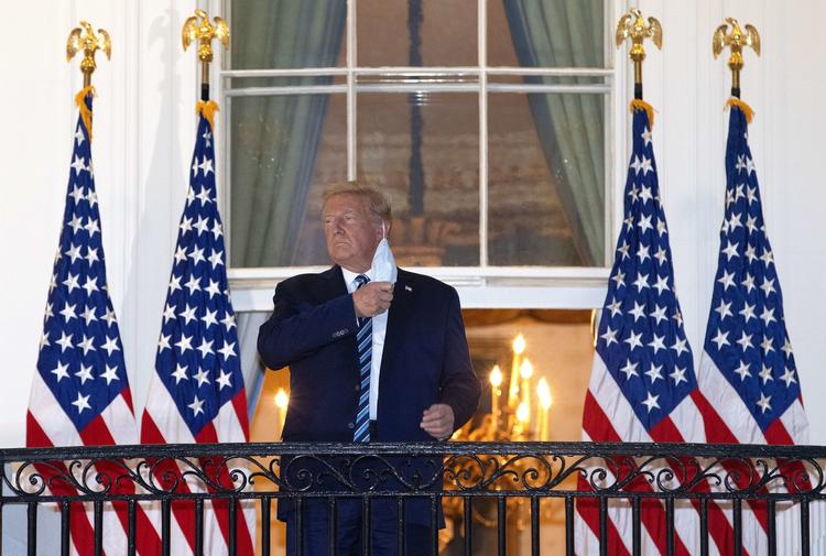 Donald Trump kom mandag aften lokal tid tilbage fra hospitalet til Det Hvide Hus. Onsdag er han efter sigende vendt tilbage til arbejdet ipå kontoret.   Foto: Win Mcnamee/Ritzau Scanpix