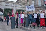 En insisterende demonstrant, som var imod mundbind, blev ophidset over synet af de mange kvinder, der bar mundbind, og blandede sig i happeningen. Det var en af årsagerne til, at kvinderne senere rykkede ind foran Christianborgs stentrappe. Foto: Miriam Dalsgaard/POLFOTO