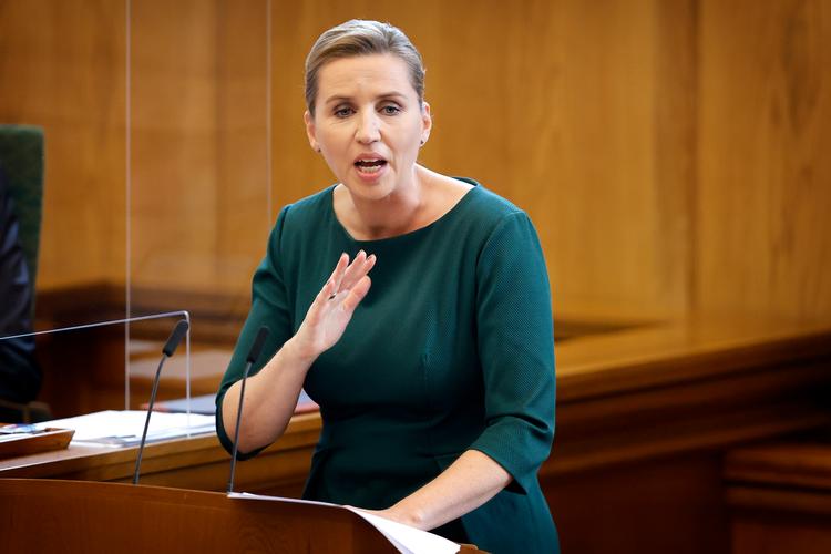 Fra Folketingets åbning. Statsminister Mette Frederiksen slår hårdt ned på kriminalitet, men er svag på grønne initiativer, mener Politikens politiske redaktør. Foto: Jens Dresling/POLFOTO
