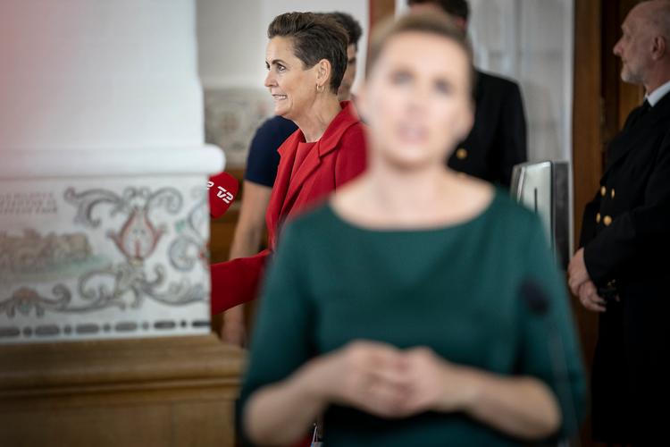 SF-formand Pia Olsen Dyhr (i baggrunden) og regeringens to øvrige støttepartier er ikke imponerede af statsminister Mette Frederiksens (S) tilbud om at øremærke 10 mia. kr. til klimaet frem mod 2025. Foto: Mads Claus Rasmussen/Ritzau Scanpix