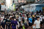 I sidste måned demonstrerede demokratiforkæmpere over, at Hongkongs politiske leder, Carrie Lam, har udsat valget til byens parlament i et år. Men efter indførelsen af den nye sikkerhedslov kan det medføre fængsel at deltage i den slags demonstrationer. Foto: Tyrone Siu/Ritzau Scanpix