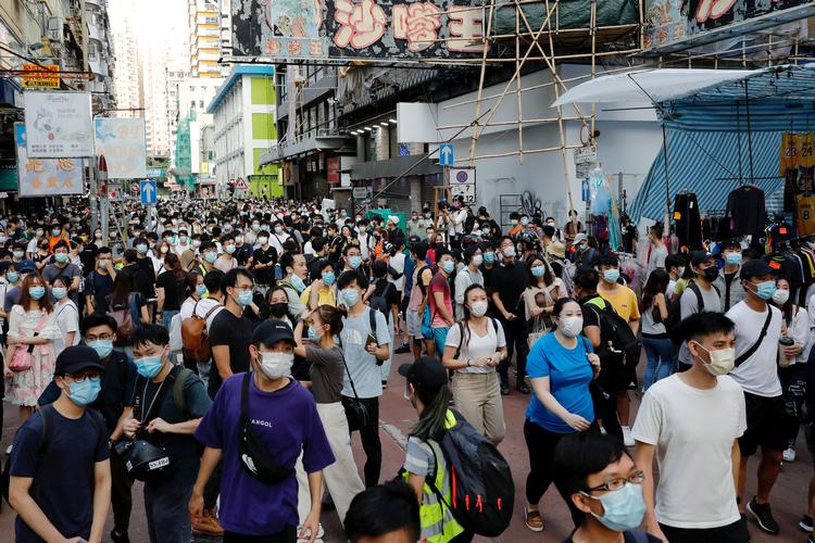 I sidste måned demonstrerede demokratiforkæmpere over, at Hongkongs politiske leder, Carrie Lam, har udsat valget til byens parlament i et år. Men efter indførelsen af den nye sikkerhedslov kan det medføre fængsel at deltage i den slags demonstrationer. Foto: Tyrone Siu/Ritzau Scanpix