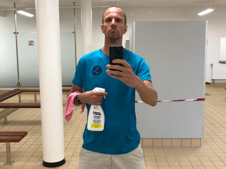 En nogenlunde selvhøjtidelig selfie i omklædningsrummet under et svømmestævne i coronaens tegn. 