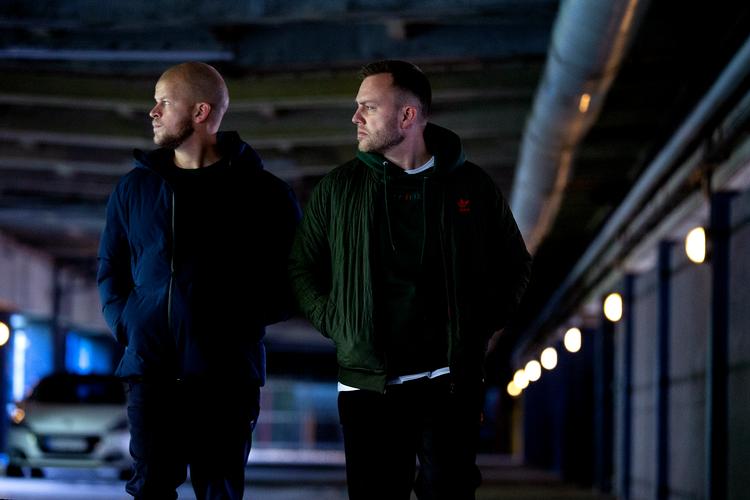 Frederik Louis Hviid (tv.) og Anders Ølholm har instrueret filmen 'Shorta' om to danske betjente, der er blevet lukket inde i en indvandrerdomineret ghettobebyggelse og skal finde ud igen.    Foto: Finn Frandsen/POLFOTO