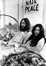Yoko Ono og John Lennon lavede 'Bed-Ins for Peace', og nu er den sengeliggende aktivisme tilbage.  Foto: AP/Ritzau Scanpix