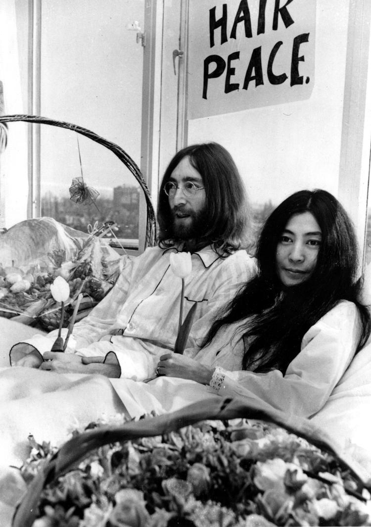 Yoko Ono og John Lennon lavede 'Bed-Ins for Peace', og nu er den sengeliggende aktivisme tilbage.  Foto: AP/Ritzau Scanpix