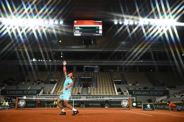 Aldrig før er en kamp sluttet så sent ved French Open, som da Rafael Nadal natten til onsdag mødte den unge italiener Jannik Sinner i Paris. Foto: Martin Bureau/Ritzau Scanpix