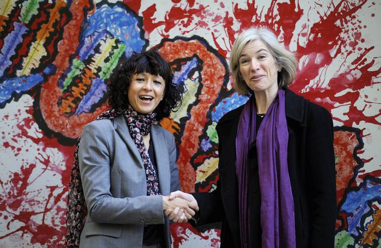 Emmanuelle Charpentier (tv.) og  Jennifer Doudna deler Nobelprisen i kemi.  Foto: Eloy Alonso/Ritzau Scanpix