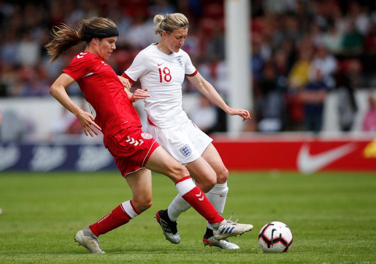 Stine Ballisager, der her ses til venstre under en venskabskamp mod England sidste år, er tilbage i landsholdstruppen.  Foto: Ed Sykes/Ritzau Scanpix