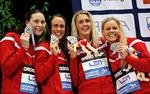 Ved kortbane-EM i Herning i 2013 fik  Mie Ø. Nielsen, Rikke Møller Pedersen, Jeanette Ottesen og Pernille Blume overrakt sølvmedaljer, men senere blev Rusland diskvalificeret, så de i annalerne fremstår som guldvindere. Inden havde Mie Ø. Nielsen sat europarekord, da hun vandt 100 meter rygcrawl. Foto: Jens Dresling/POLFOTO