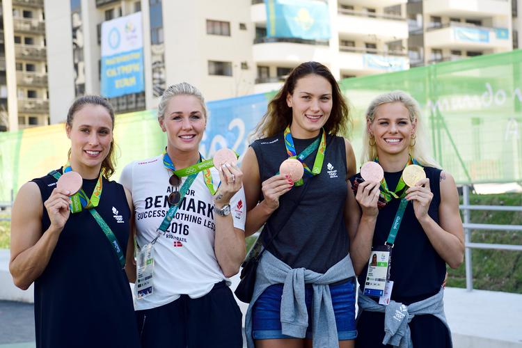 OL-bronzemedaljen i holdmedley blev den 19. og sidste internationale medalje for Mie Ø. Nielsen, der her poserer sammen med Rikke Møller Pedersen, Jeanette Ottesen og Pernille Blume dagen efter den vanvittige afslutning på svømmekonkurrencerne i Rio.   Foto: Tariq Mikkel Khan/POLFOTO
