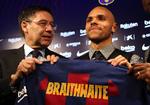 Barcelona-præsident Josep Maria Bartomeu, der her ses ved præsentationen af Martin Braithwaite, har længe været under kritik i klubben, og nu skærpes konflikten med et mistillidsvotum. Foto: Emilio Morenatti/Ritzau Scanpix