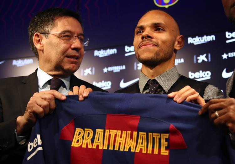 Barcelona-præsident Josep Maria Bartomeu, der her ses ved præsentationen af Martin Braithwaite, har længe været under kritik i klubben, og nu skærpes konflikten med et mistillidsvotum. Foto: Emilio Morenatti/Ritzau Scanpix