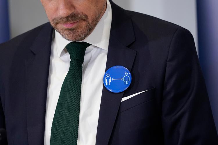 Sundheds- og ældreminister Magnus Heunicke bar det nye badge på pressemødet i Eigtveds Pakhus i København. Foto: Ida Marie Odgaard/Ritzau Scanpix