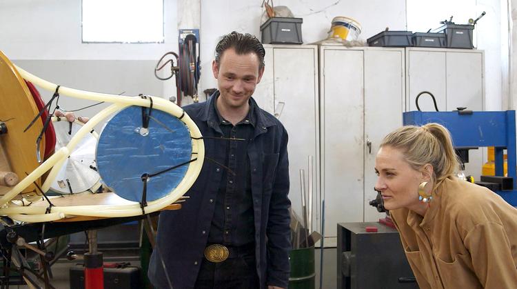 Mette Bluhme Rieck er vært, når fem designere dyster om at skabe Danmarks næste møbelklassiker på blot tre uger. Foto: Monday Production