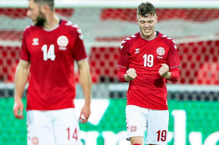 Første mål mod Færøerne blev scoret af Andreas Skov Olsen (th:), der blev den første debuterende målscorer siden Jens Stryger Larsen mod Liechtenstein i 2016. Foto: Henning Bagger/Ritzau Scanpix