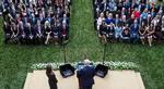 USA's præsident, Donald Trump, holdt 26. september tale ved et arrangement, hvor han annoncerede, at han nominerede Amy Coney Barrett til at blive dommer i landets højesteret.  Forsamlingen trodsede krav om masker og afstand. Nu er en række af deltagerne smittet med corona.  Foto: Carlos Barria/Ritzau Scanpix