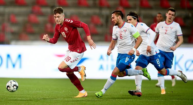 Hvilken debut! Andreas Skov Olsen løb fra færingerne i stort set alle aktioner. Foto: Lars Poulsen/POLFOTO