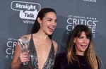 Hovedrolleskuespilleren i 'Wonder Woman', Gal Gadot (t.v.) ses her med instruktør Patty Jenkins.  Foto: Jordan Strauss/Ritzau Scanpix
