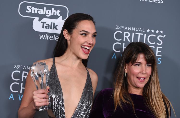 Hovedrolleskuespilleren i 'Wonder Woman', Gal Gadot (t.v.) ses her med instruktør Patty Jenkins.  Foto: Jordan Strauss/Ritzau Scanpix