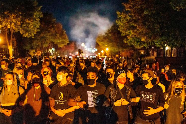 Demonstranter i Minneapolis efter løsladelsen af den betjent, der er tiltalt for at have forvoldt George Floyds død. Foto: Kerem Yucel/Ritzau Scanpix