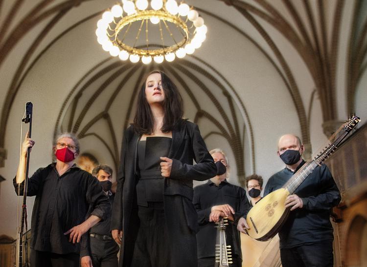 Anna Prohaska og det fine lille barokorkester Lautten Compagney laver sammen med et kor af bare fire solistiske stemmer musik, der kan lade sig gøre nu under coronaen. Foto: Olaf Aue