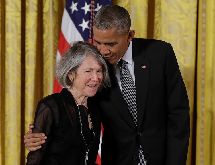 Louise Glück ses her med den tidligere amerikanske præsident, Barack Obama, der i 2015 hædrede hende med en National Humanities Medal.  Foto: Carolyn Kaster/Ritzau Scanpix