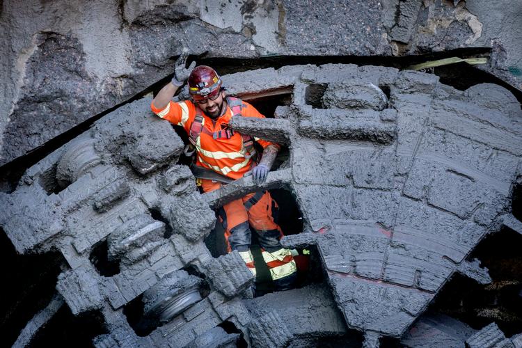 Klummeskribenten undrer sig: Hvorfor skal der hele tiden bygges, udvides, graves og gøres ved i København? Her bryder et kæmpemæssigt bor igennem i en tunnel på Mozarts Plads under udgravningen af Københavns Metro, Cityringen, i juli i år. Foto: Mads Nissen/POLFOTO
