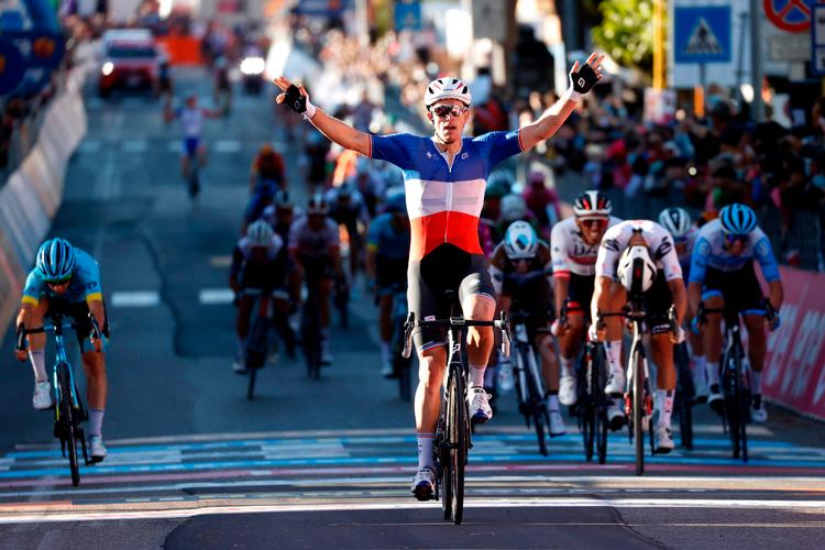 Franskmanden Arnaud Démare sejrer så sikkert på 6. etape foran australieren Michael Matthews, at han har tid til at juble. Yderst til venstre krydser Jakob Fuglsangs italienske holdkammerat Fabio Felline stregen som nr. 3, efter at danskeren, der anes i det lyseblå Astana-dress bag Démare, havde kørt spurten for ham.
 Foto: Luca Bettini/Ritzau Scanpix