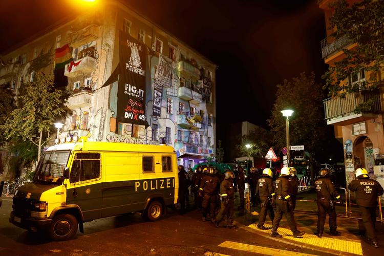 Politiet er i gang med at rydde bz'eres hus i Berlin. Det har været besat siden 1990. Foto: Odd Andersen/Ritzau Scanpix