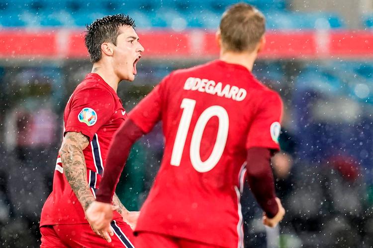 Mathias Normann  fik udlignet i 88. minut mod Serbien, men gæsterne scorede igen i den forlængede spilletid, og så er Norge ude af EM.  Foto: Stian Lysberg Solum/Ritzau Scanpix