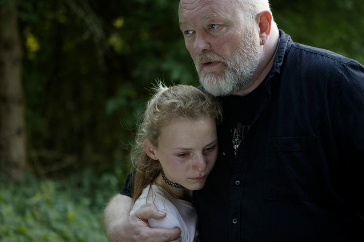 I et drama om børn, der kastes ud i enorme emotionelle udsving, er det afgørende, at børneskuespillerne er så gode som Flora Ofelia Hofmann Lindahl i rollen som Holly. Til højre Bjarne Henriksen som socialrådgiveren Lars. Foto: Michella Bredahl/DR Foto:  Foto: Michella Bredahl/DR