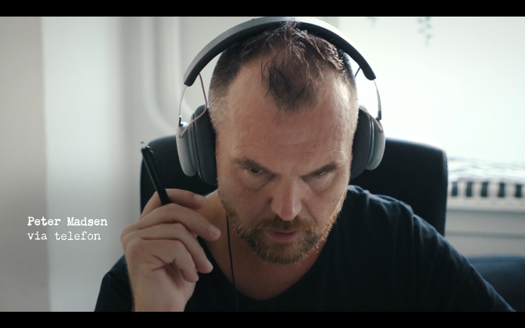Journalisten Kristian Lindemann i samtale med Peter Madsen.  Foto: Framegrabs fra udsendelsen