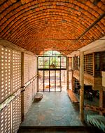 Eget hjem i Auroville. Det dobbelthøje rum sikrer kølende luftgennemstrømning under det unikke tag Foto: Javier Callejas