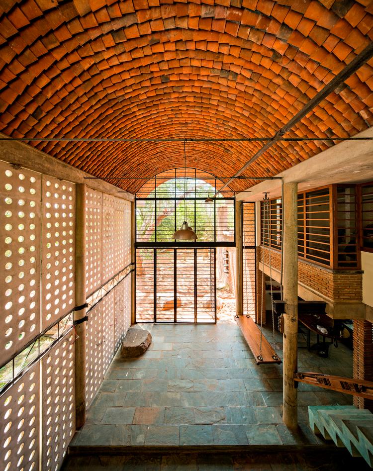 Eget hjem i Auroville. Det dobbelthøje rum sikrer kølende luftgennemstrømning under det unikke tag Foto: Javier Callejas