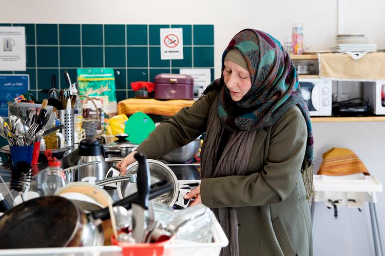 Aya Jilani er træt af at spise cafeterie-mad til alle måltider hver dag. Især når den er så ulig den mad, hun er vokset op med, fortæller hun. Foto: Finn Frandsen/POLFOTO