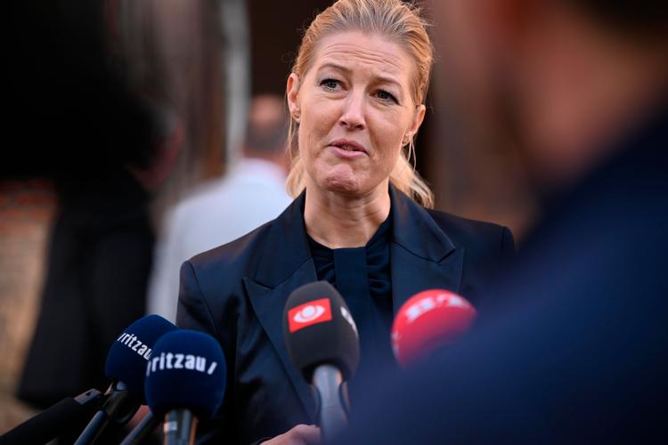 »Jeg er vred og ked af det«, siger en synligt berørt partileder, Sofie Carsten Nielsen, på et hasteindkaldt pressemøde, efter det kom frem, at der er flere sager mod tidligere partileder i radikale, Morten Østergaard. Foto: Philip Davali/Ritzau Scanpix