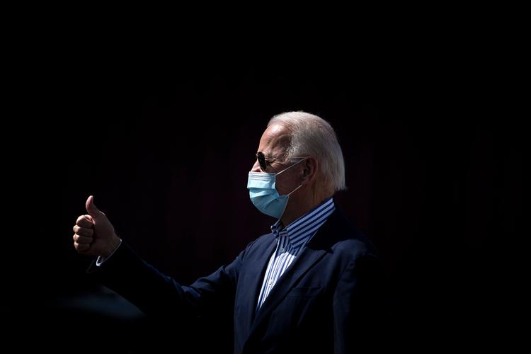 Joe Biden fører kampagne iført mundbind i Arizona 8. oktober.  Foto: Brendan Smialowski/Ritzau Scanpix
