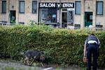En 20-årig mand blev dræbt af skud i frisørforretningen Salon Ørn på Mørkhøjvej i bydelen Brønshøj-Husum, hvor politiet arbejder på stedet.   Foto: Jens Dresling/POLFOTO