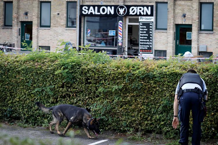 En 20-årig mand blev dræbt af skud i frisørforretningen Salon Ørn på Mørkhøjvej i bydelen Brønshøj-Husum, hvor politiet arbejder på stedet.   Foto: Jens Dresling/POLFOTO