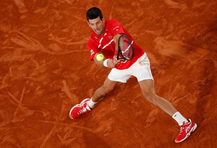 Novak Djokovic havde matchbold i tredje sæt, men måtte alligevel genem fem sæt, før sejren fredag aften var hjemme.  Foto: Gonzalo Fuentes/Ritzau Scanpix