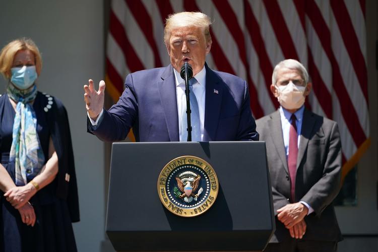 Anthony Fauci ses her til højre for Trump ved et pressemøde i maj i år.    Foto: Mandel Ngan/Ritzau Scanpix