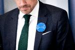  Sundhedsminister Magnus Heunicke viser her det blå metalskilt frem, som man blandt andet kan hente på apoteket. Foto: Ida Marie Odgaard/Ritzau Scanpix