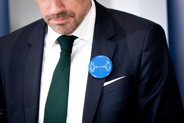  Sundhedsminister Magnus Heunicke viser her det blå metalskilt frem, som man blandt andet kan hente på apoteket. Foto: Ida Marie Odgaard/Ritzau Scanpix