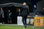 Ståle Solbakken forlader banen efter kampen mod Rijeka. Hans sidste europæiske  opgør for FCK. Foto: Jens Dresling/POLFOTO