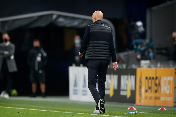Ståle Solbakken forlader banen efter kampen mod Rijeka. Hans sidste europæiske  opgør for FCK. Foto: Jens Dresling/POLFOTO