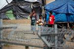   Der findes ikke mange billeder fra de lejre, Human Watch rapporten omtaler. Dette foto fra 2018 viser Rohingya-flygtninge bag pigtrådshegn i ingenmandslandet mellem Myanmar og Bangladesh i delstaten Rakhine. 
 Foto: Min Kyi Thein/Ritzau Scanpix