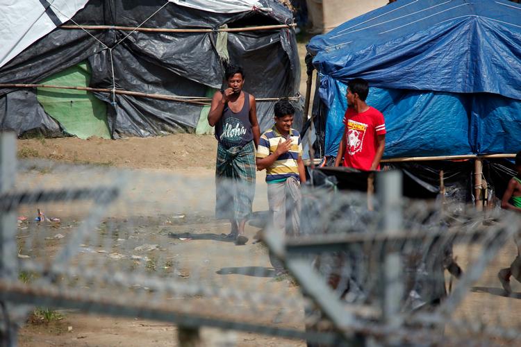    Der findes ikke mange billeder fra de lejre, Human Watch rapporten omtaler. Dette foto fra 2018 viser Rohingya-flygtninge bag pigtrådshegn i ingenmandslandet mellem Myanmar og Bangladesh i delstaten Rakhine. 
 Foto: Min Kyi Thein/Ritzau Scanpix