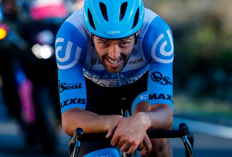 Englænderen Alex Dowsett har sat gang i tempomaskinen på vej mod karrierens fornemste triumf.
 Foto: Luca Bettini/Ritzau Scanpix